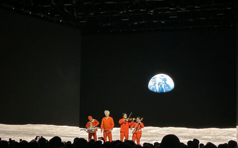 David Byrne na Turneji “Who Is The Sky?” u Pragu 2026